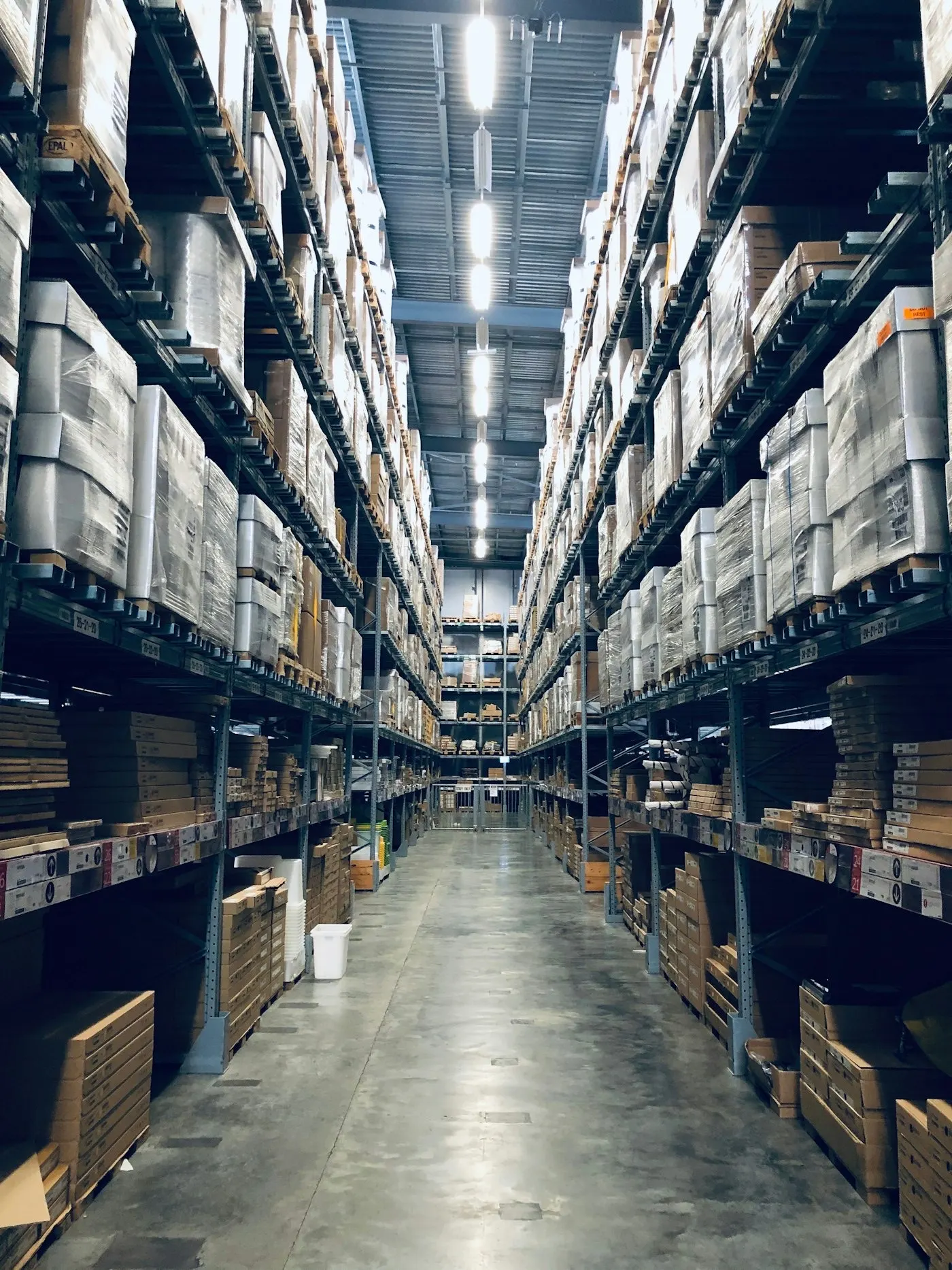 Entrepot allee rayonnages : Suivi commercial et devis
