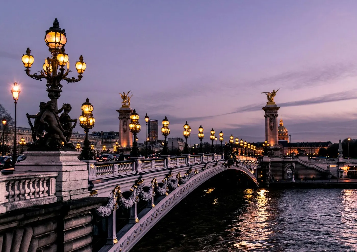 Paris, pont Alexandre-III au crépuscule, accompagnement IA en Île-de-France
