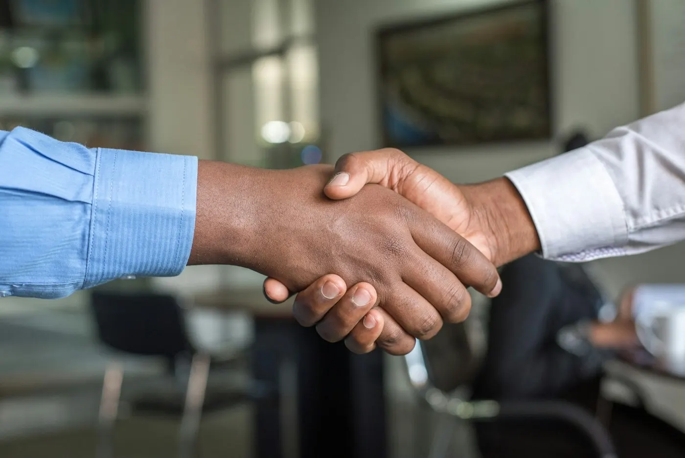 Poignée de main, accompagnement IA des entreprises en Suisse